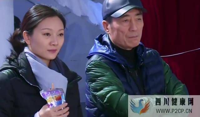 71岁张艺谋被妻女探班！陈婷皮肤光滑显年轻，10岁女儿滑冰天赋高